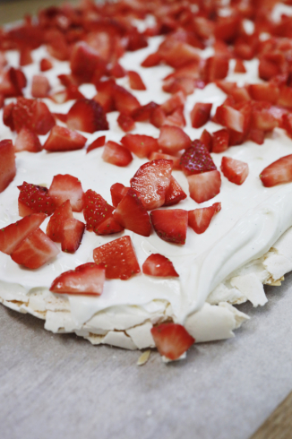 Pavlova roll