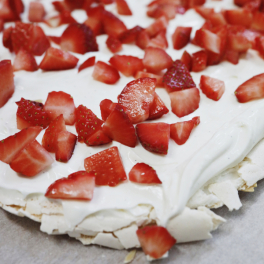 Pavlova roll